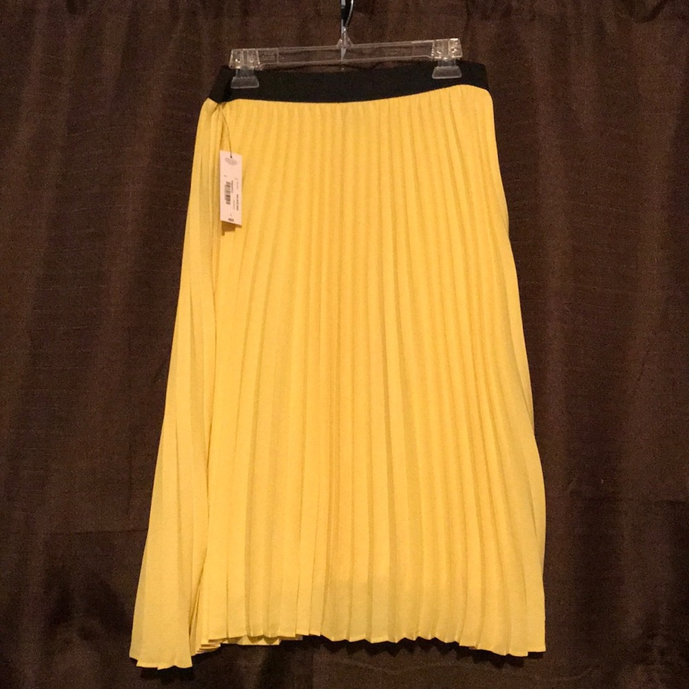 Yellow pleated skirt